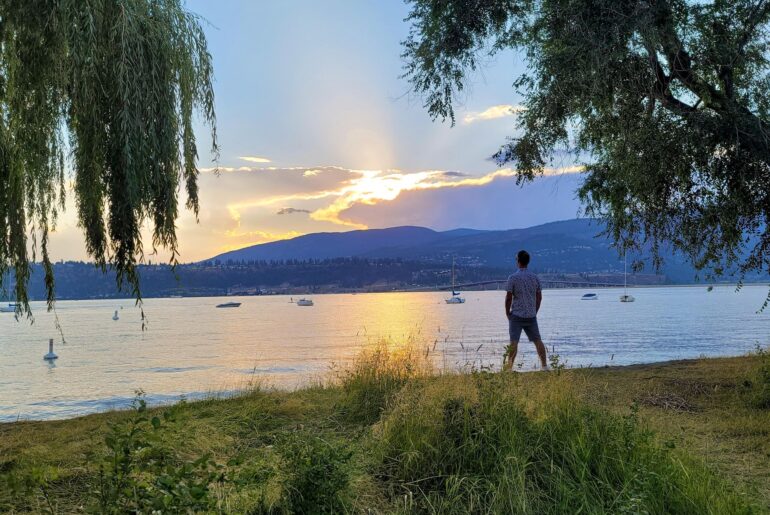 Walking along Okanagan Lake beaches at sunset. Best beach in Kelowna. Beautiful lake getaway in Kelowna. Okanagan travel.